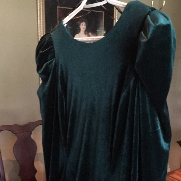 Vince Canute, Green Velvet, Size 16 - Picture 2 of 2